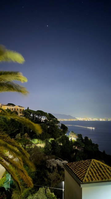 Vista notturna del Golfo con le luci della costa