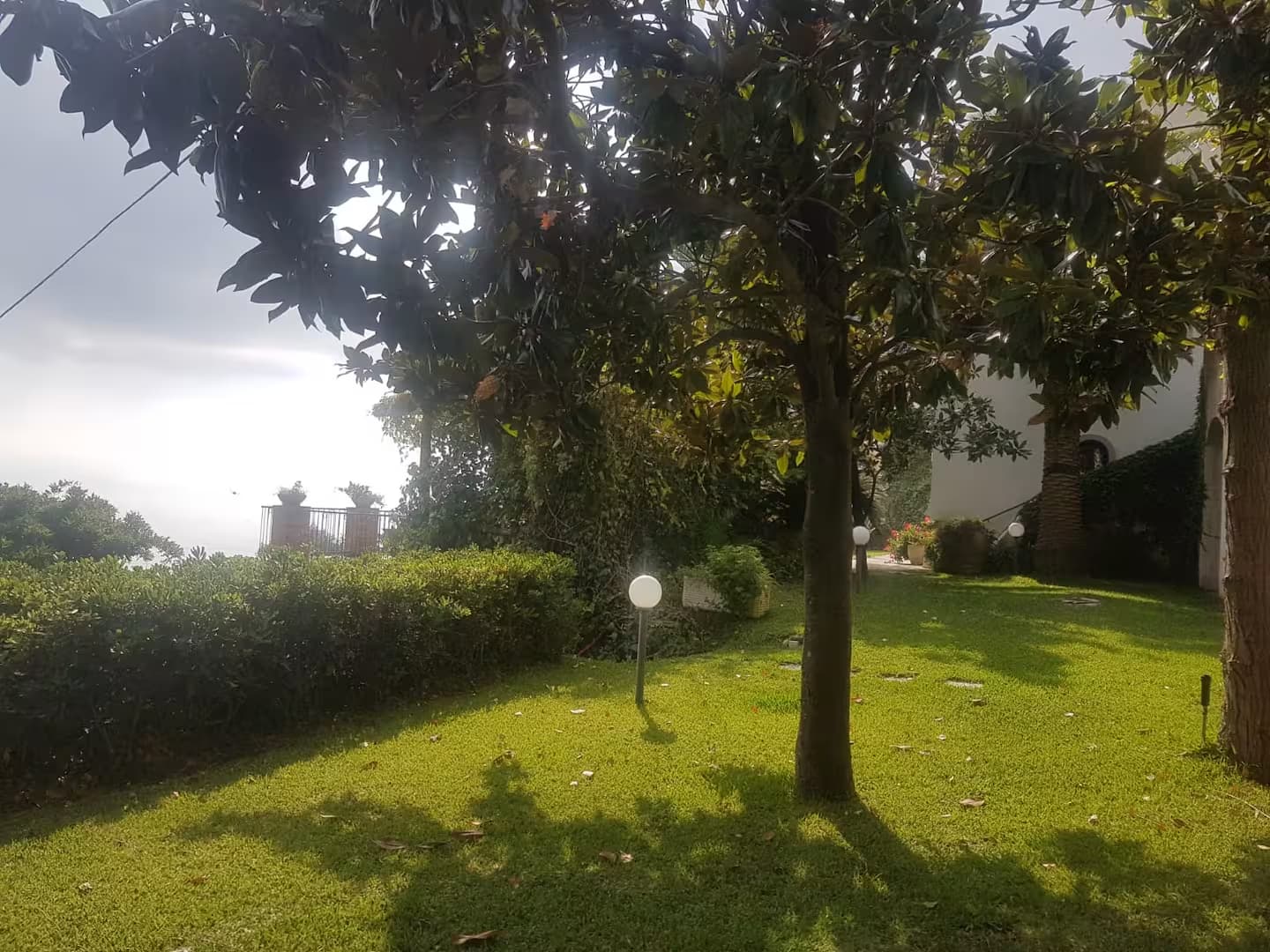 Giardino privato e ombra mediterranea a Villa San Vito