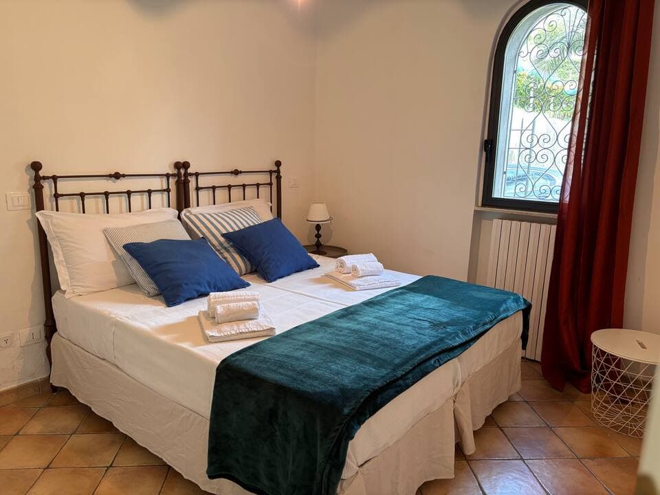 Camera semplice e luminosa a Villa San Vito