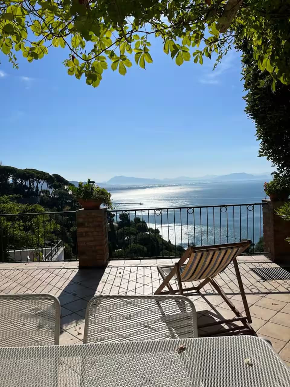 Sedia sulla terrazza affacciata sul Golfo di Salerno