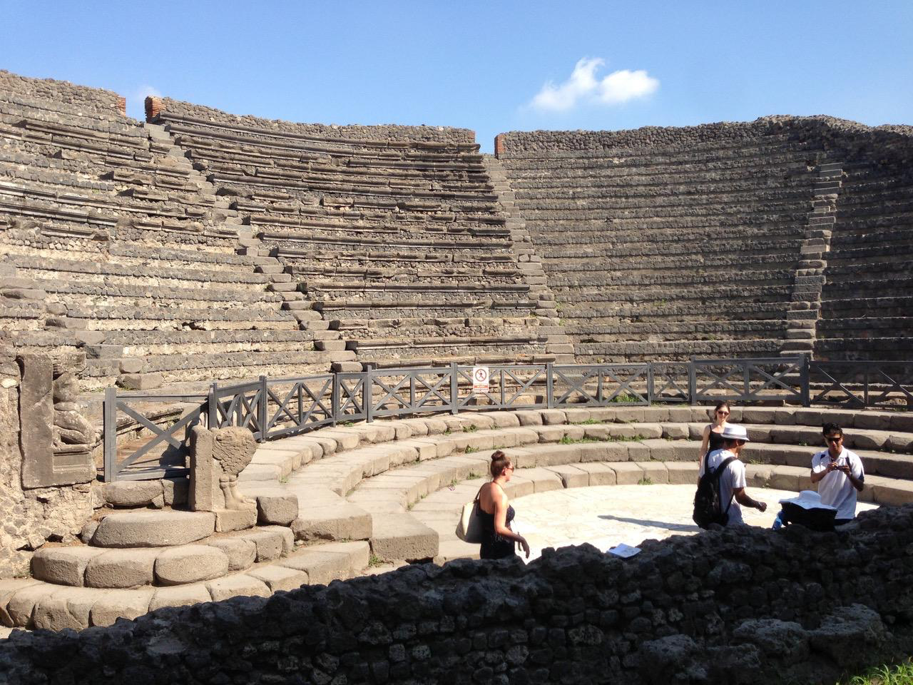 Anfiteatro romano di Pompei con gradinate in pietra