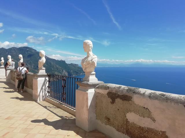 Terrazza panoramica di Ravello con busti e vista sul mare