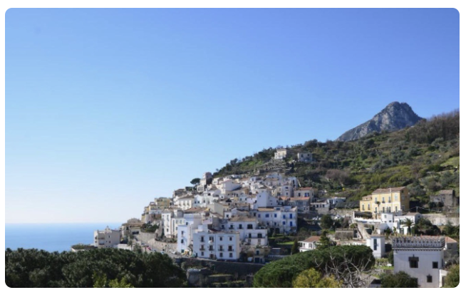 Veduta panoramica del borgo di Raito tra il mare e la montagna