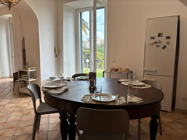 Tavola da pranzo apparecchiata con vista sul verde